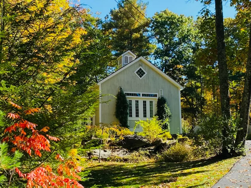 Cottage in Quiet Corner. Four miles from town. - Image 1