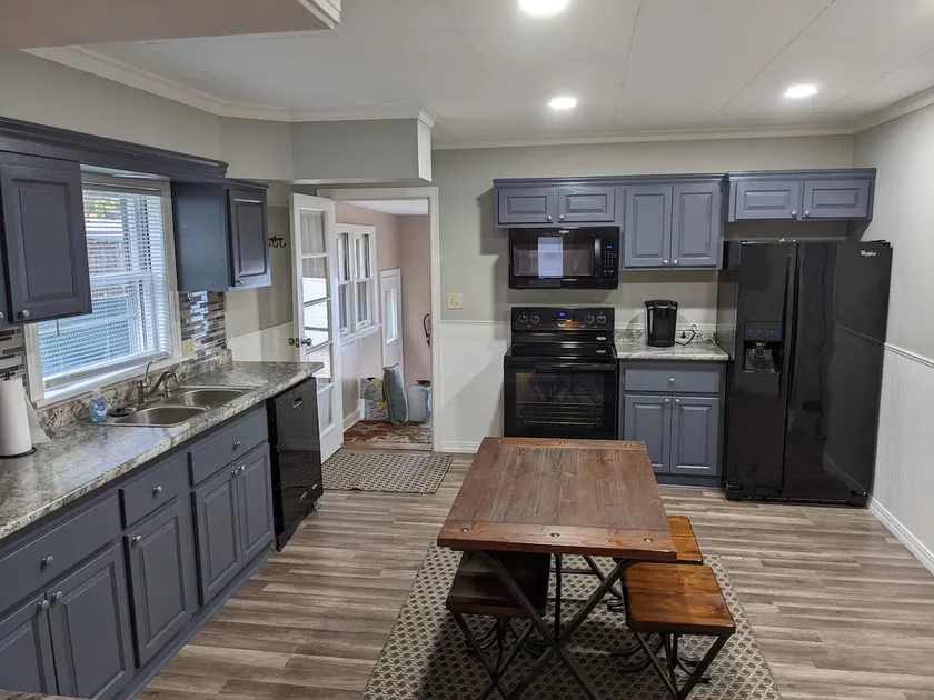 Newly renovated 3 bedroom home. - Image 1