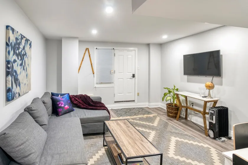 Cozy Cove, Separate Entrance & Ensuite Laundry - Image 1