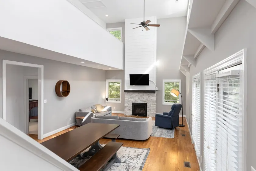 Modern & Bright 5 Bedroom Wintergreen Home - Image 1