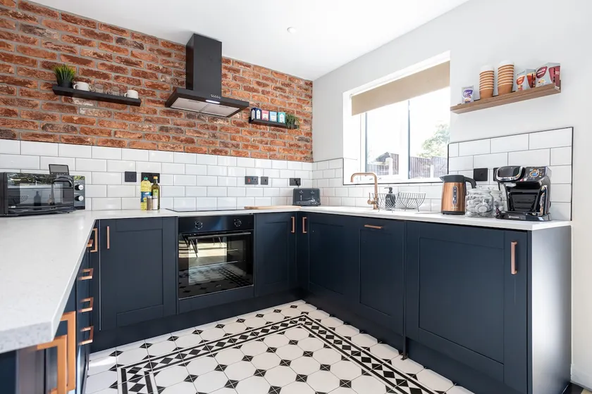 Railway House - Central Warrington - Sleeps 6 - Image 1