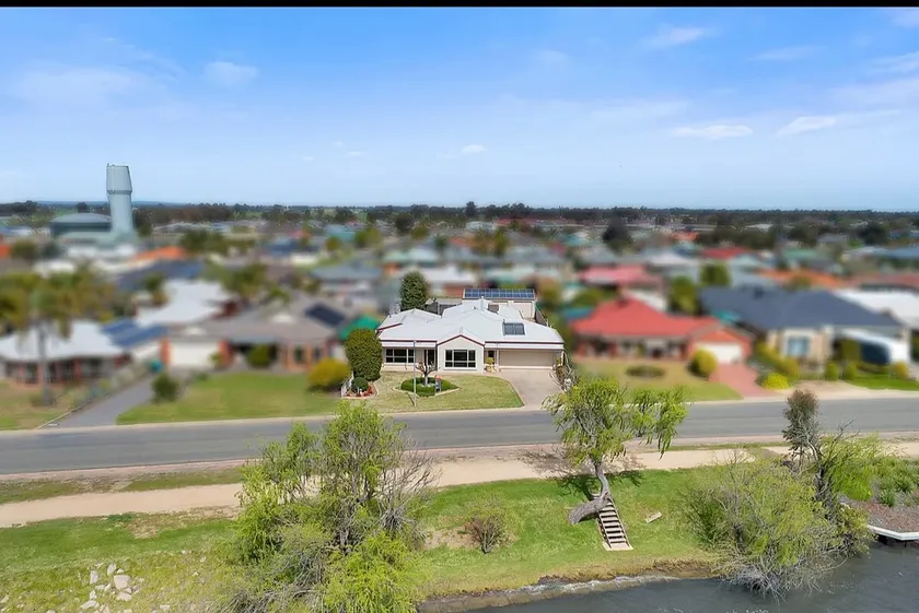 Lakefront Beauty ! Pet friendly - Image 1