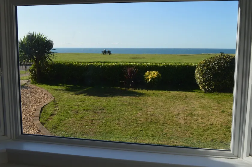 Cosy clifftop flat with sea view - Image 1