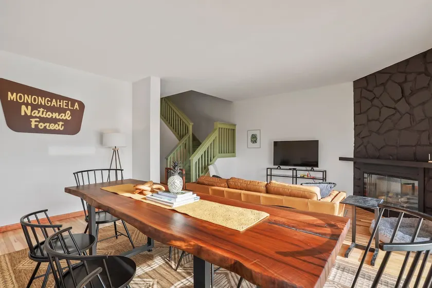 Roxy’s Retreat — pet friendly with hot tub! - Image 1