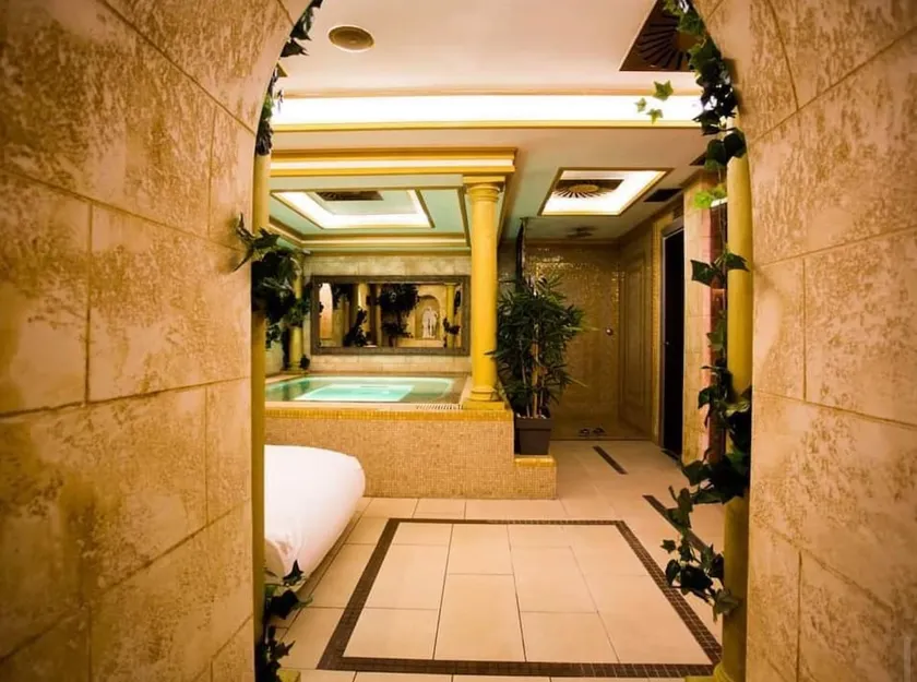 Unique bedroom serviced apartment with private SPA - Image 1