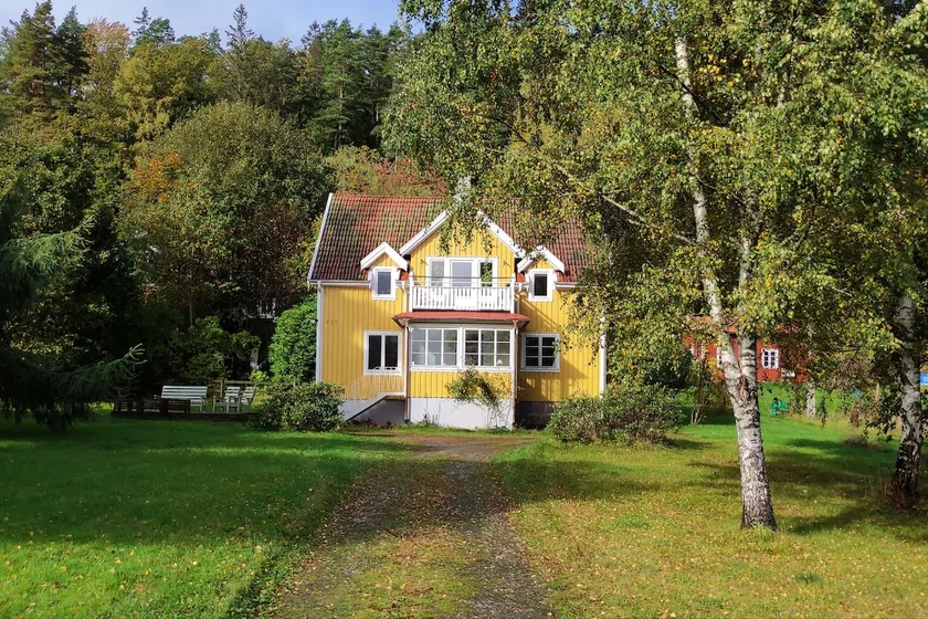 Charming apartment with a large front yard - Image 1