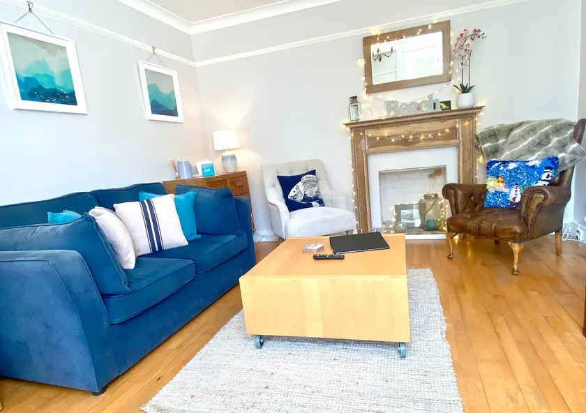 Coastal garden flat with parking.  Pet friendly!  Only 2 minutes from the beach! - Image 1