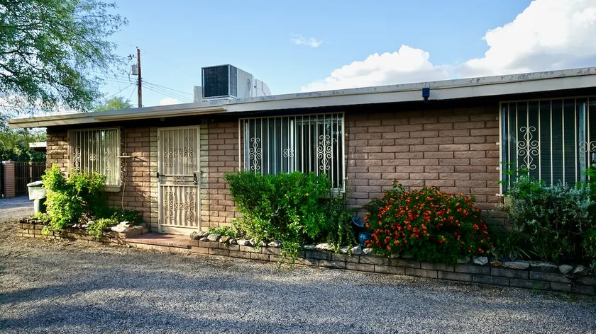 Cozy Desert Escape in Central Tucson - Image 1