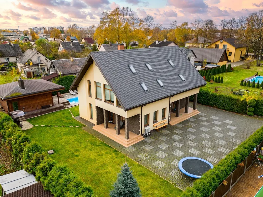 Cozy villa with sauna and pool. - Image 1