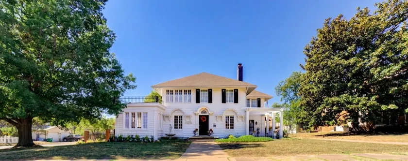 Early 1900s home with antique style and charm - Image 1