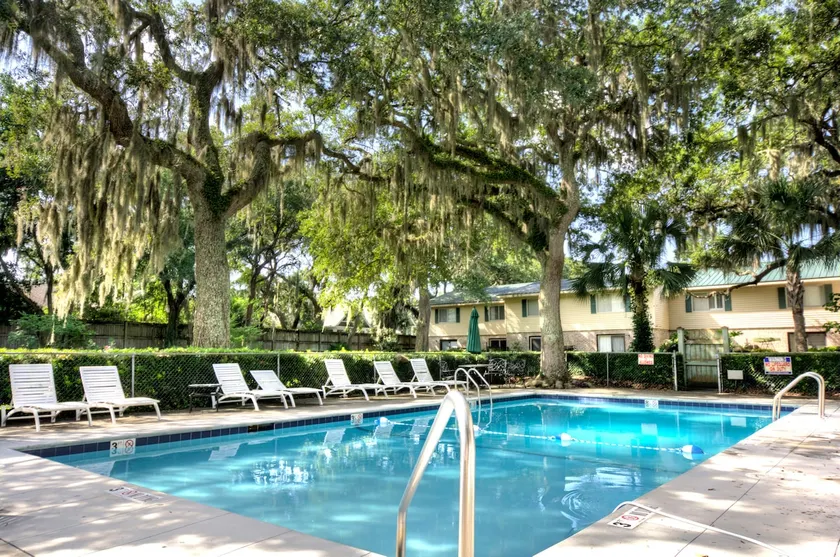 Lovely 2-Bedroom Condo with Pool - Image 1