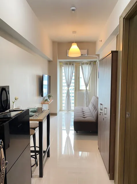 Luxury Sunset Views and Prime Location near CCP MOA with WIFI Parking - Image 1
