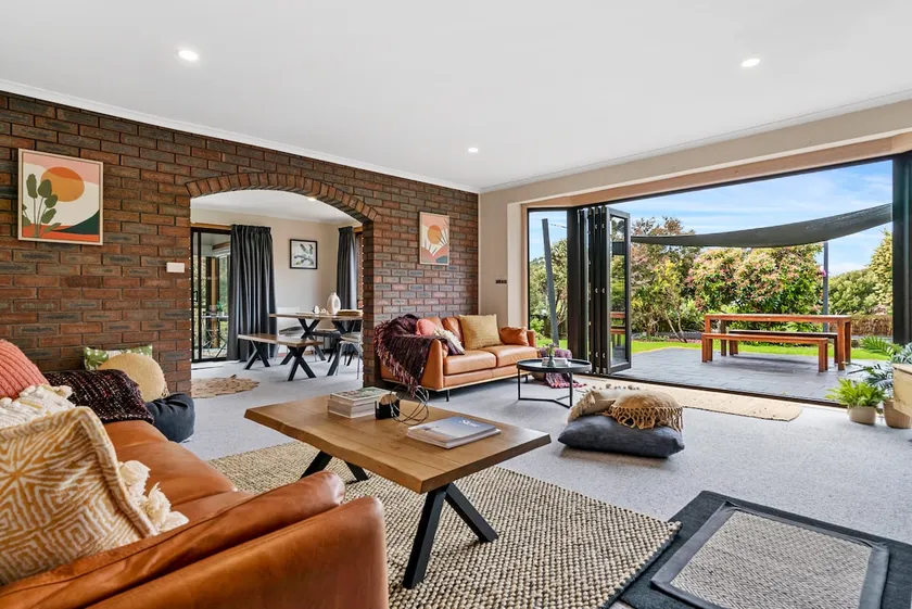 Spacious Beach Retreat 4BR, Deck, Fire Pit-Privacy - Image 1