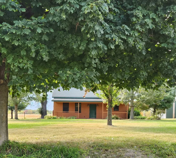 Cozy cabin on farm near Jerseyville and Grafton IL - Image 1