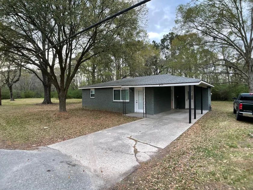 Convenient Stay under Shady Oaks - Image 1