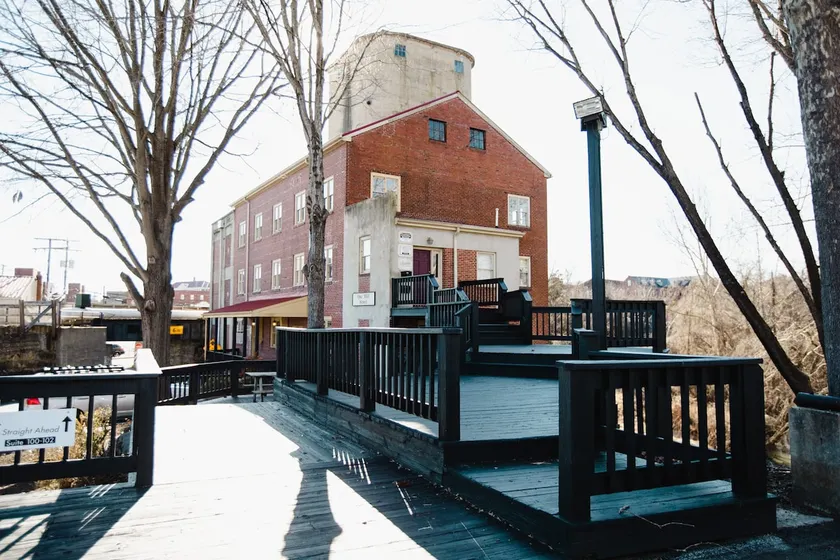 Farmville Modern Loft - Image 1