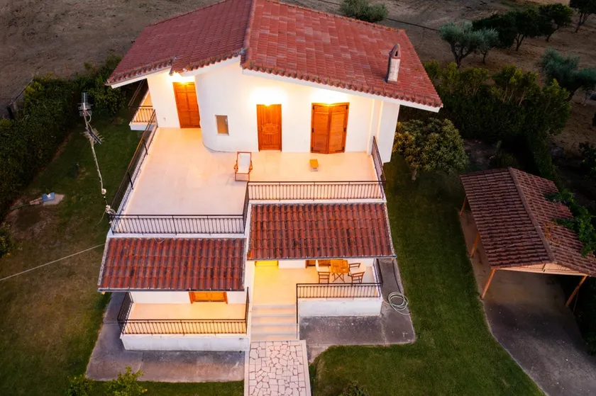 Two-storey detached house with a large garden and parking - Image 1
