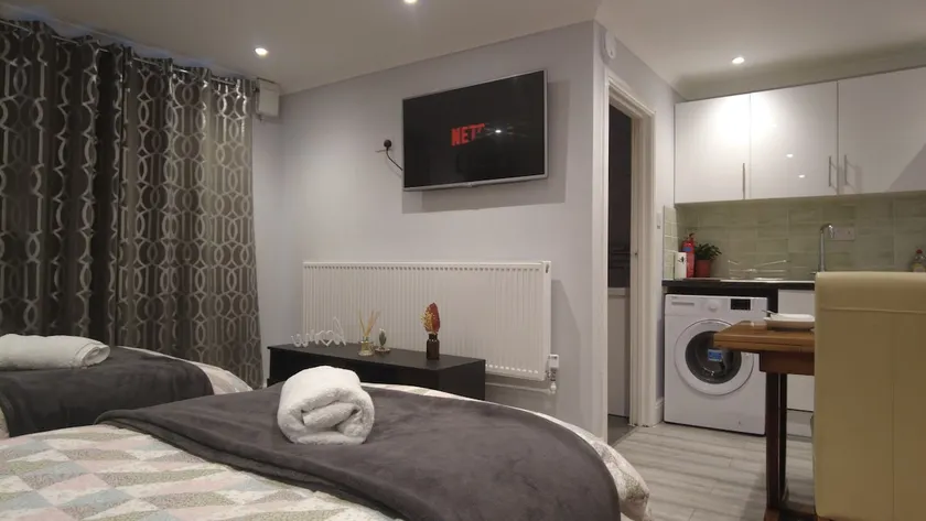 Newport rental property,Furnished studio Near train station Free Wifi-Parrking. - Image 1