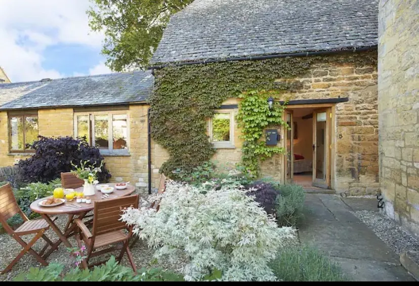 Cotswold Cottage in historic village of Stanton with views over open fields - Image 1