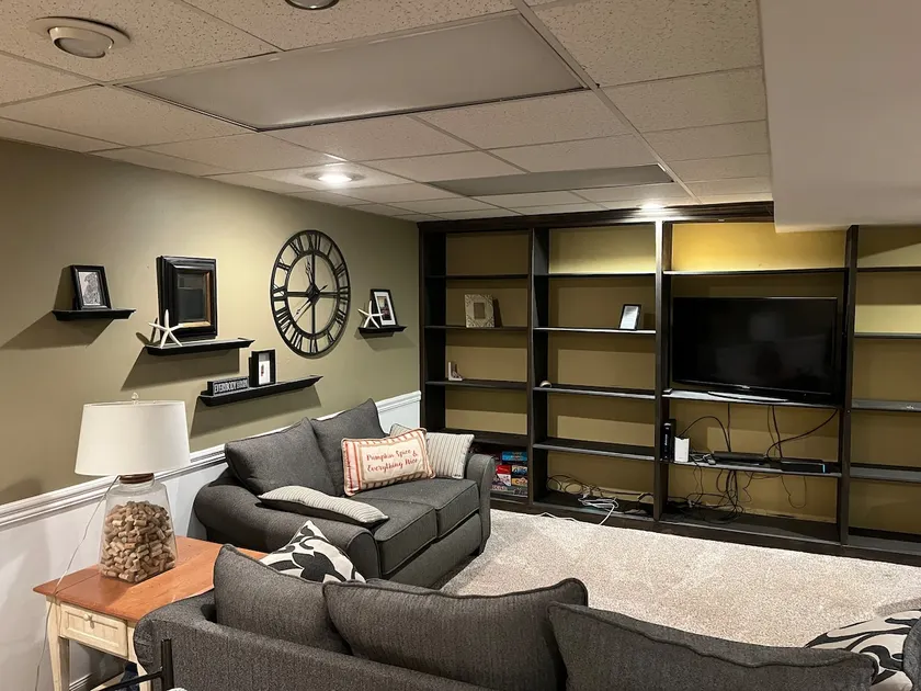 Spacious 2-BR apt. Free pkg. Private entrance - Image 1