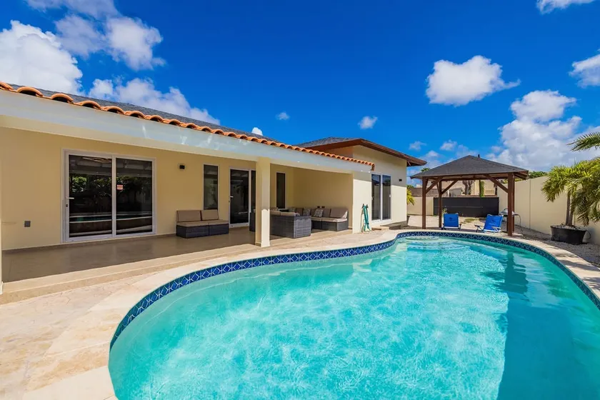 Newly Renovated 4BR 4BA Private Pool @ Eagle Beach - Image 1