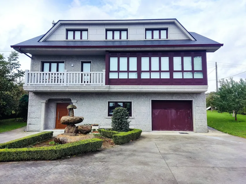 Spacious house with estate in Sigüeiro - Image 1