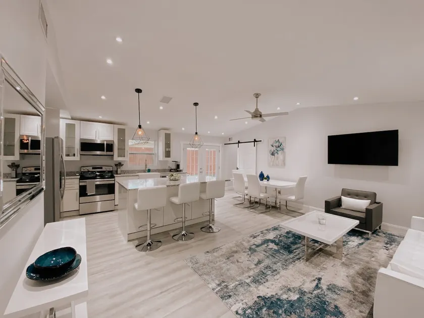 Bright Modern 3BD House close to Dwnt & Beaches - Image 1
