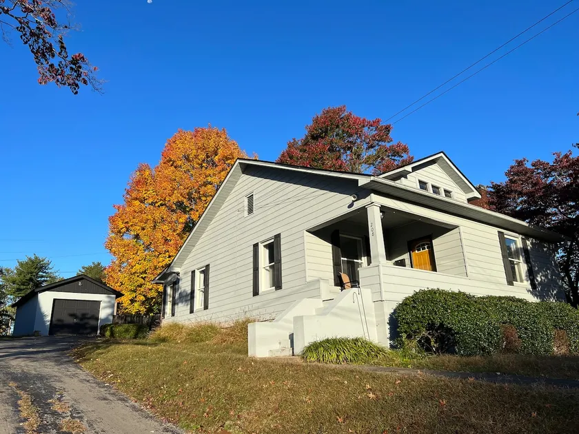 Newly Remodeled 4 bedroom - 5 min walk to downtown - Image 1
