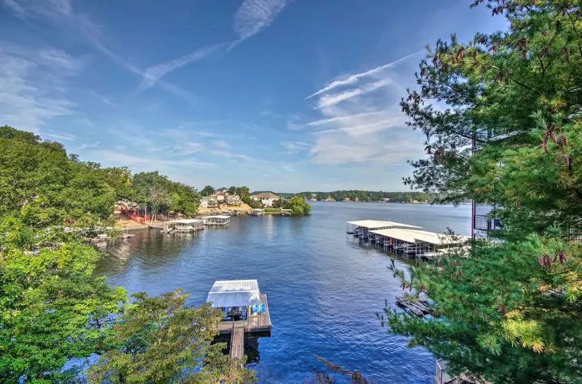 Lake front House w/ Private Dock - Image 1