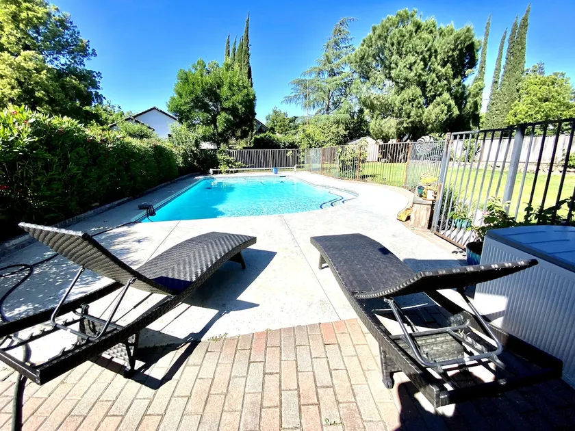 Cozy Stay - Big Pool & Yard - Image 1