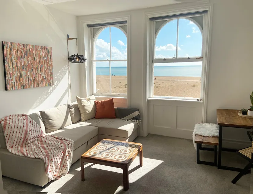 Spacious 2BD Flat with Stunning Views Folkestone - Image 1
