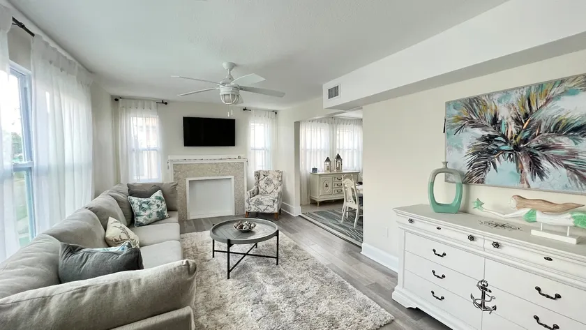 Downtown Bradenton Bliss: 3-Bed Apartment - Image 1