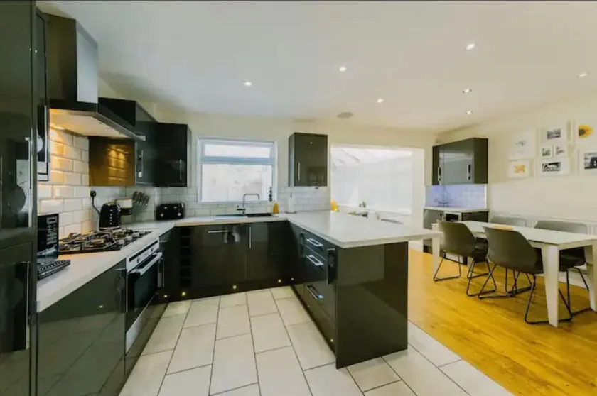 Modern 3 bedroom home with garden - Image 1