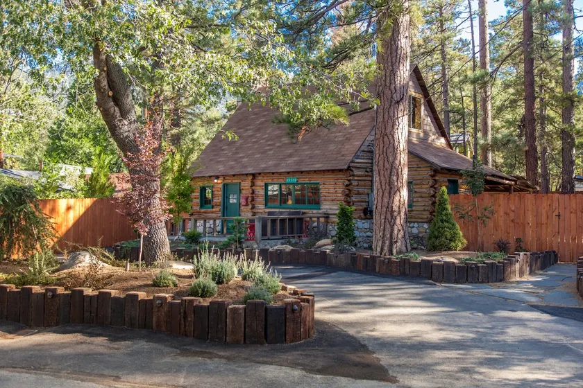 The Hideout - Cozy Pet-friendly Cottage in Town - Image 1
