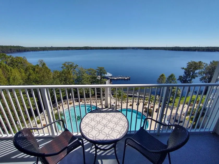  Amazing Lake View! King Bed! Free Parking! Retro Style Near Disney! - Image 1