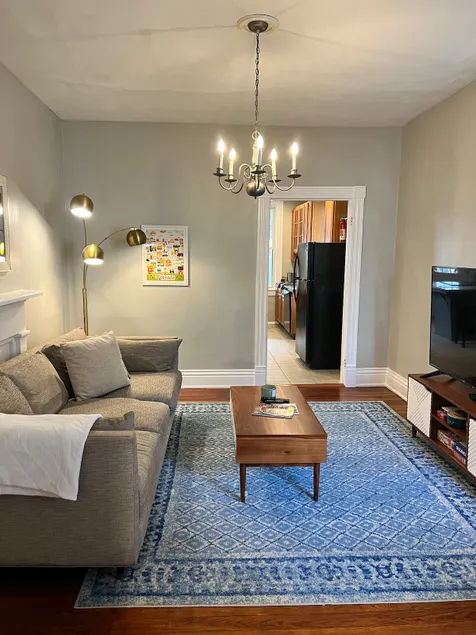 Centrally located, very walkable to bars and restaurants. 7 minutes to Downtown! - Image 1