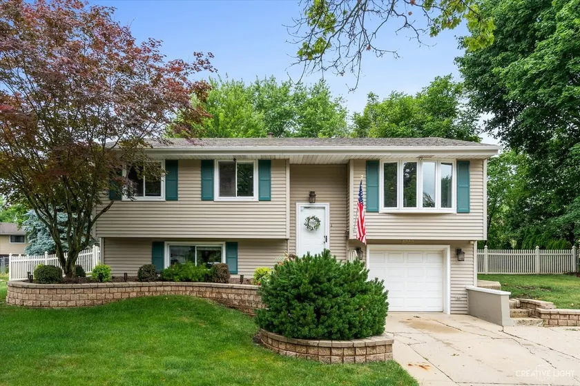 Game Room & Fenced Yard Near O’Hare - Image 1