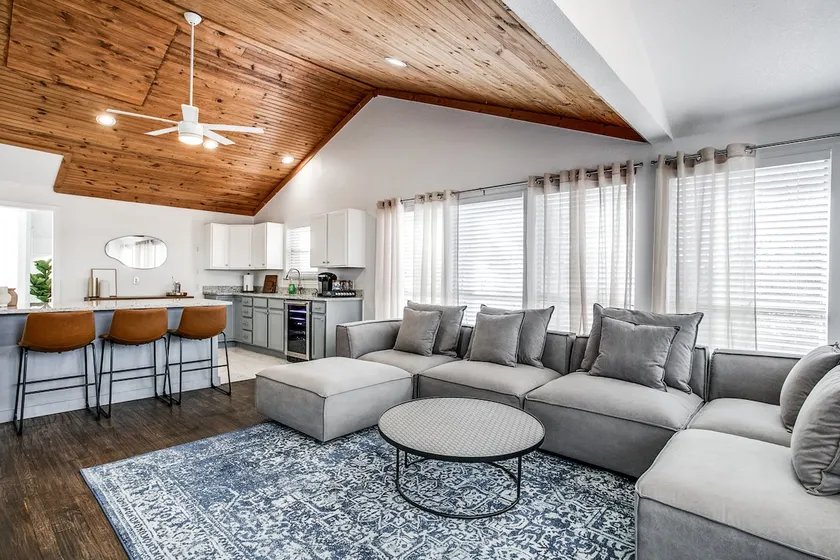 Spacious Split-Level 5-bed - Image 1