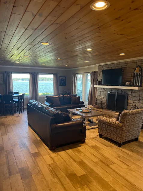 Lakeside Retreat - Image 1