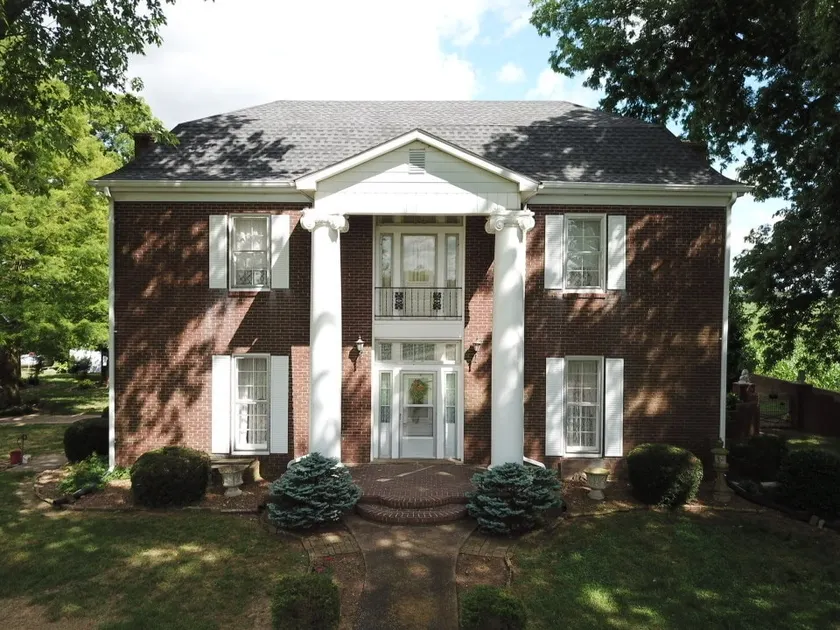 1800 farmhouse sitting in beautiful farmland. - Image 1