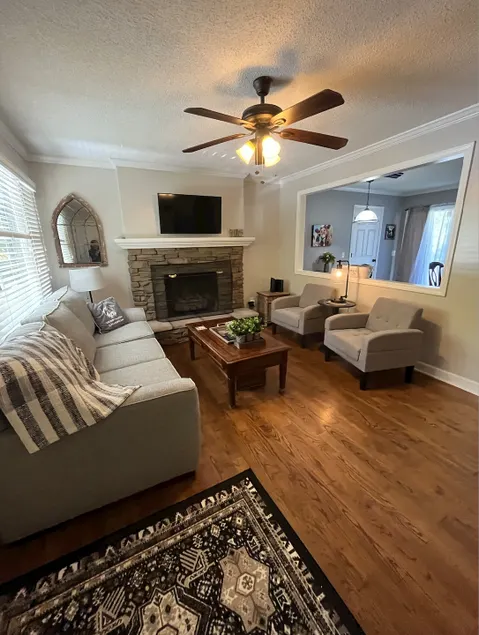 Charming 3 bedroom home with patio and fireplace - Image 1