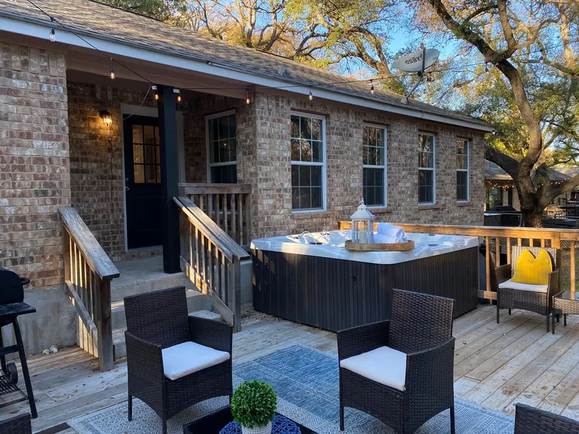 Luxury Hot Tub Near San Antonio- 6 bdrms-private-spacious!! - Image 1