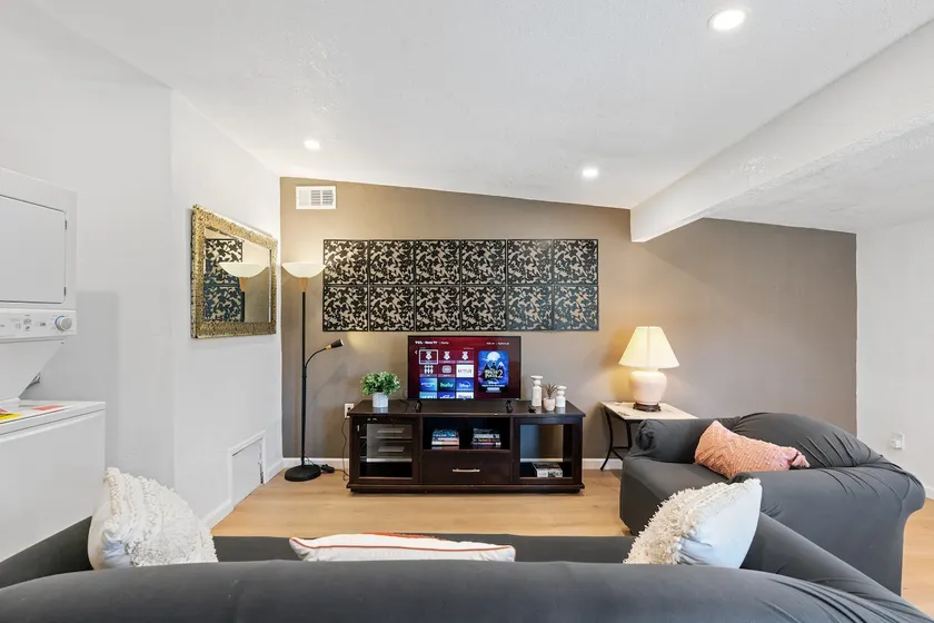 <Comfy 4 Beds> Spacious Home w/Laundry/Kitchen - Image 1
