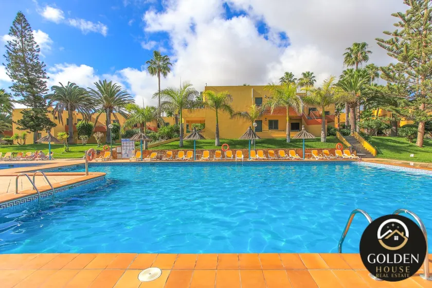 Apartment with terrace overlooking pool 201 - Image 1