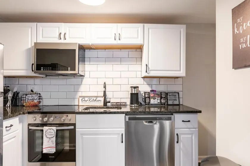Spacious 3 BR Basement APT near Downtown/Airport* - Image 1