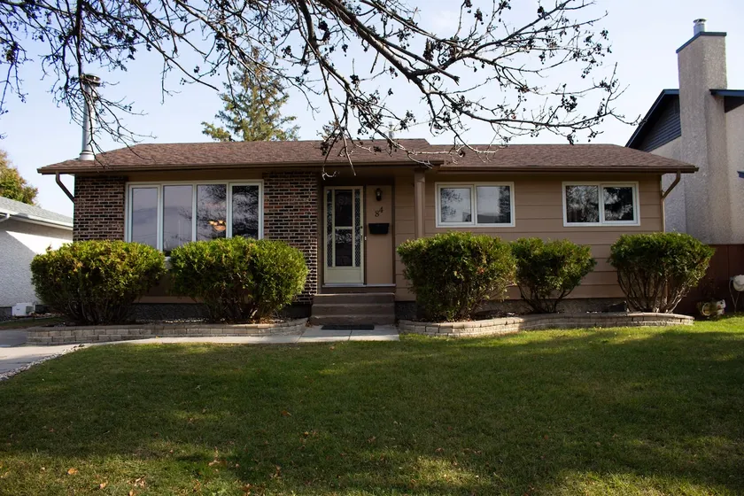 Delightful 5 bedroom home in south Winnipeg - Image 1