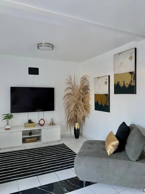 #4 Modern Airbnb near airport - Image 1