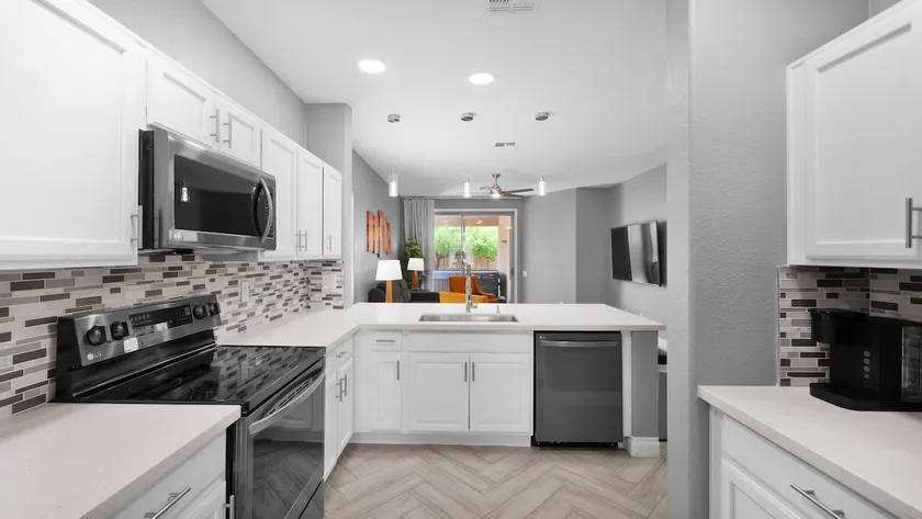 Beautifully remodeled 4 BR home w/8 person hot tub - Image 1
