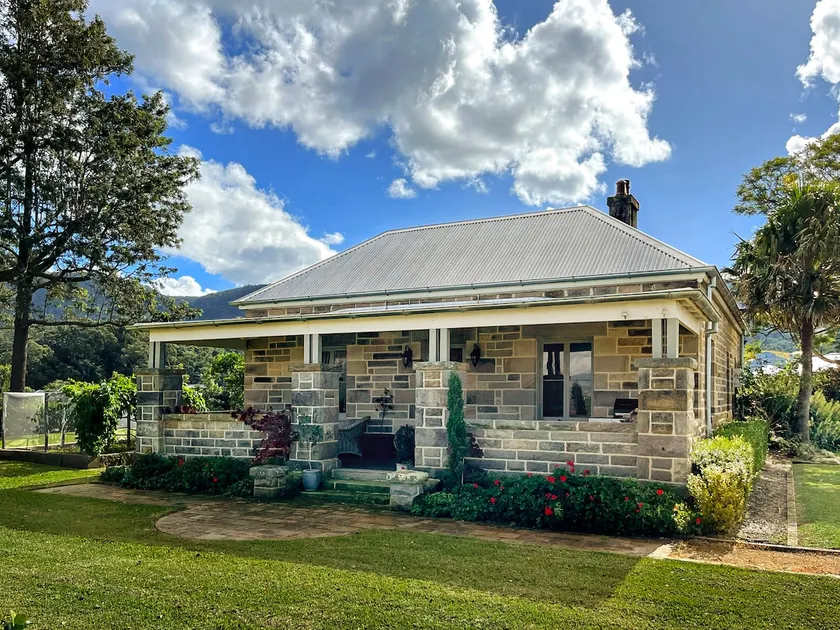 Romantic 1890s Stone Cottage -1 Acre Retreat - Image 1