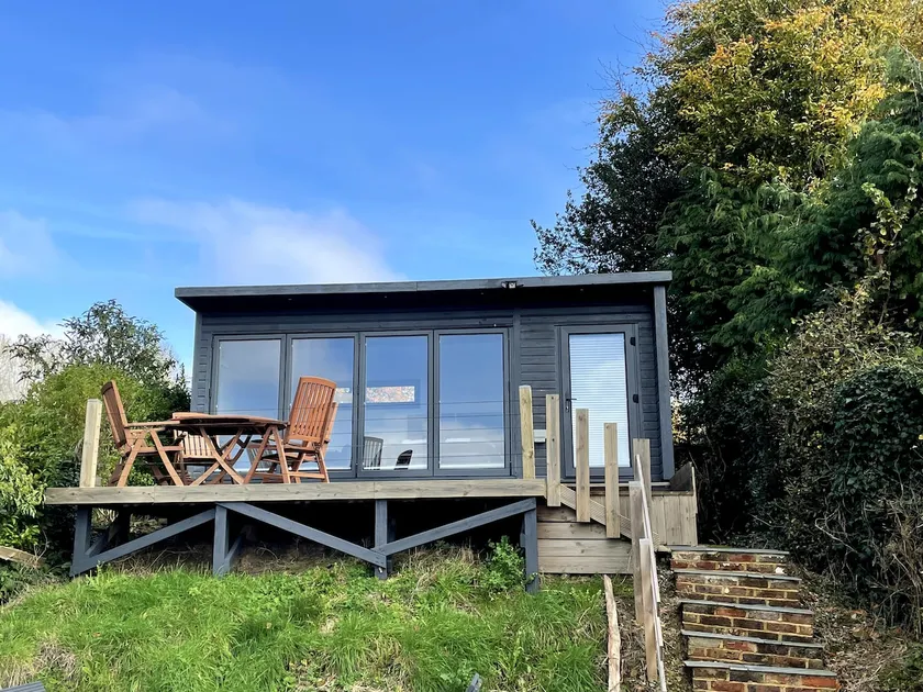 Snug modern studio with views in heart of Kent. - Image 1